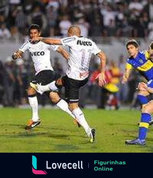 Jogadores do Corinthians e Boca Juniors disputando bola durante partida, com jogador do Corinthians no centro tentando jogada