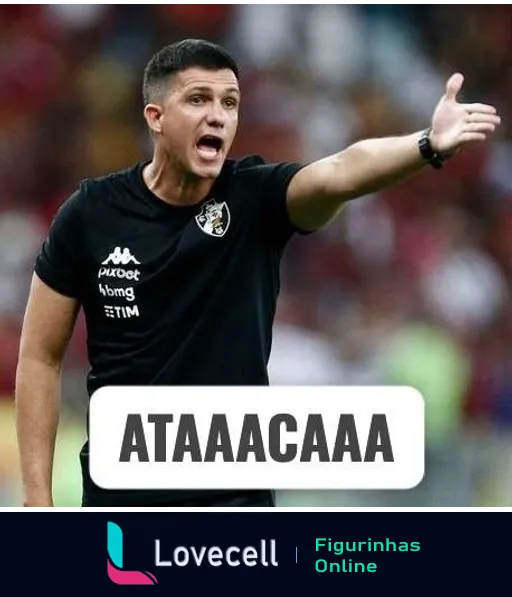 Treinador do Vasco vestindo camiseta preta com logos da Peugeot e HBM gritando 'ATAAACAAA' durante jogo de futebol