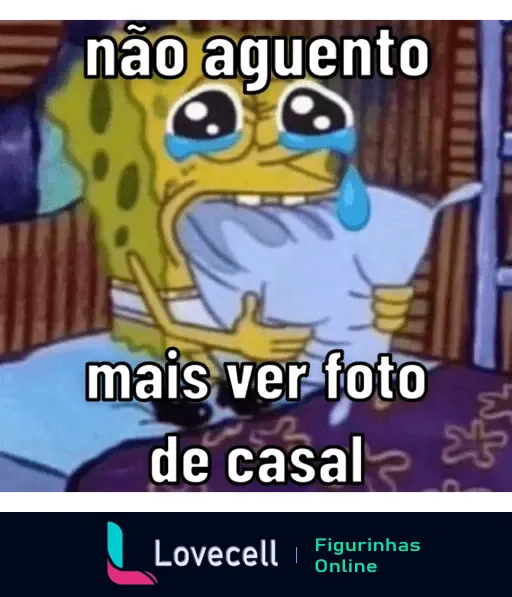 Bob Esponja chorando enquanto segura um travesseiro, com a frase 'não aguento mais ver foto de casal', representando a tristeza e a frustração com fotos românticas.