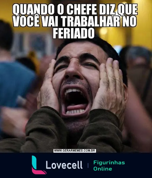 Homem com as mãos na cabeça gritando de desespero ao saber que vai trabalhar no feriado