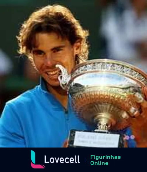 Rafael Nadal sorridente mordendo o Troféu de Roland Garros, vestindo camisa azul, expressando emoção de vitória