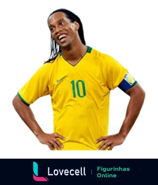 Ronaldinho Gaúcho sorrindo, vestido com o uniforme número 10 da seleção brasileira de futebol, de mãos na cintura em postura relaxada