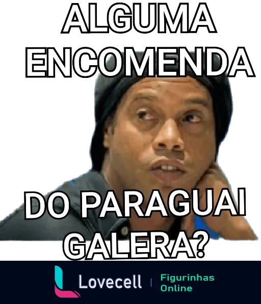 Ronaldinho Gaúcho com expressão pensativa perguntando 'Alguma encomenda do Paraguai?' em ambiente casual