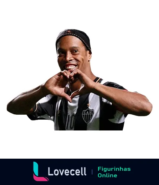 Ronaldinho Gaúcho fazendo gesto de coração com as mãos, vestindo a camisa número 10 do Atlético Mineiro, sorrindo alegremente