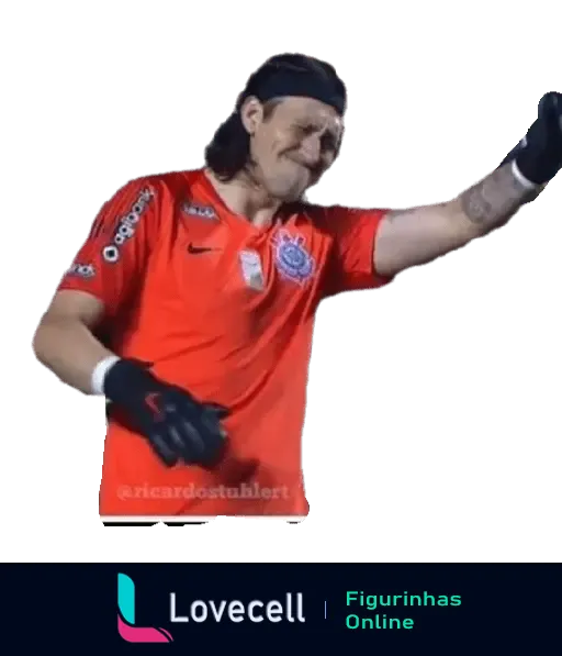 Goleiro do Corinthians fazendo uma expressão emotiva com os olhos fechados e mãos erguidas, usando uniforme vermelho.