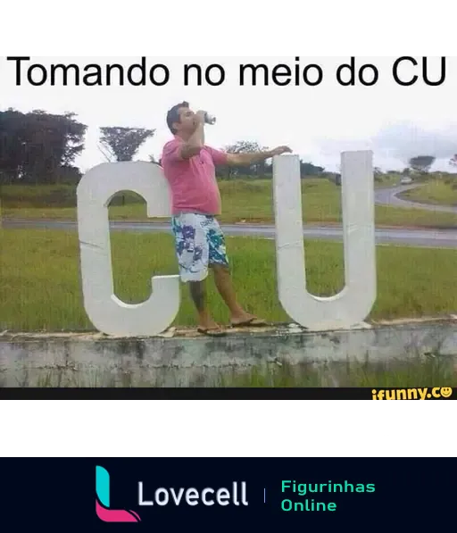 Homem vestido com camiseta rosa e sunga, segurando uma bebida, posando entre as letras grandes que formam 'CU'. Texto acima diz 'Tomando no meio do CU'.