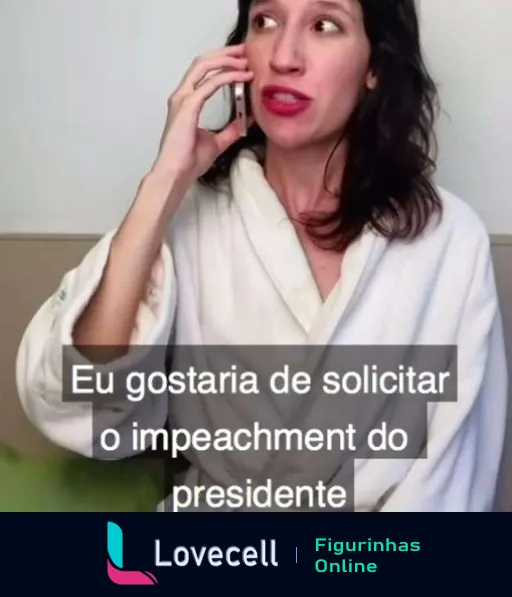 Figurinha da Tina com roupão falando ao telefone dizendo 'Eu gostaria de solicitar o impeachment do presidente' em um tom irônico