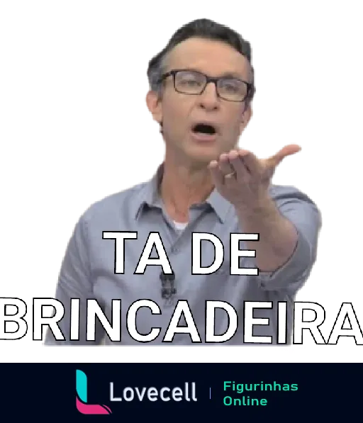 Homem de óculos e camisa azul em estúdio, gestiulando com a mão direita e expressando sarcasmo ou incredulidade, ideal para momentos engraçados