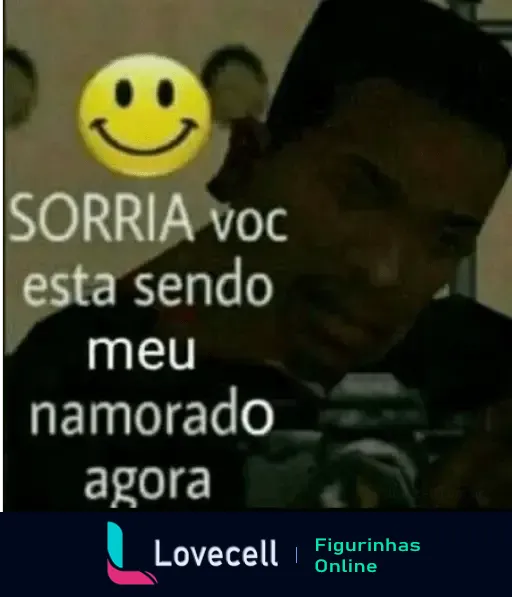 Imagem com um emoji sorridente e um texto que diz 'SORRIA você está sendo meu namorado agora', em uma figurinha de Dia dos Namorados