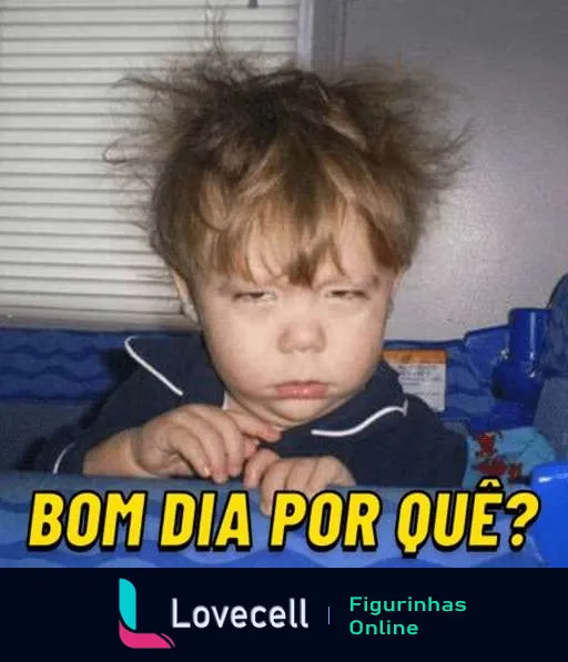 Figurinha de WhatsApp mostrando uma criança sonolenta e despenteada em pijama azul com a legenda 'BOM DIA POR QUÊ?' expressando relutância matinal