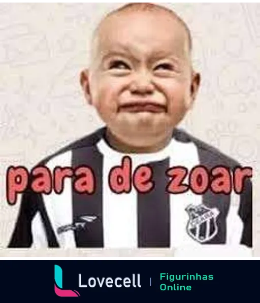 Figurinha de WhatsApp mostrando bebê com expressão engraçada e insatisfeita, vestindo camisa do Atlético Mineiro, com texto 'para de zoar' em destaque, ideal para responder a provocações esportivas