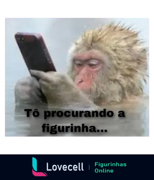 Macaco concentrado olhando para um celular com texto 'Tô procurando a figurinha...', expressando humor e relatabilidade