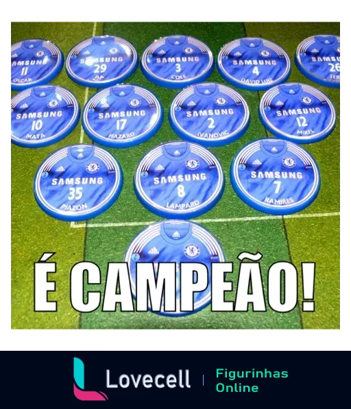 Figurinha do Chelsea celebrando título com chapas azuis dos jogadores Hazard (17), Lampard (8), Ramires (7) e logo da Samsung em um fundo de campo de futebol