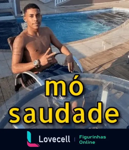 Rapaz sorridente sentado em uma cadeira ao lado de uma piscina demonstrando saudades. Texto 'mó saudade' escrito.