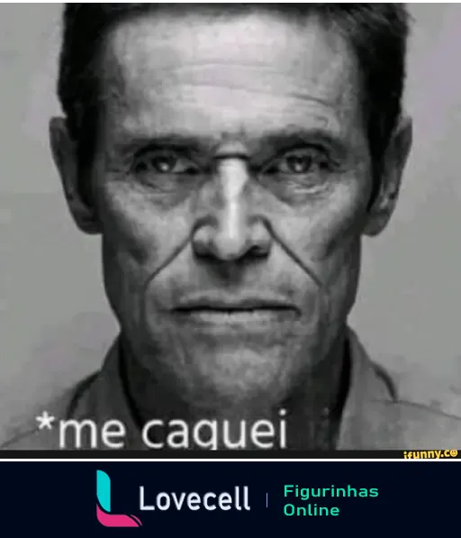 Imagem de um homem sério com expressão intensa e a frase 'me caquei' escrita em letras brancas na parte inferior. Meme humorístico.