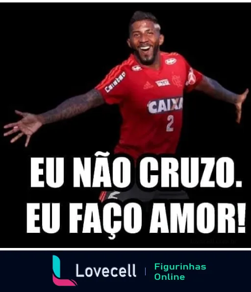 Jogador do Flamengo comemorando com braços abertos e expressão alegre, frase 'Eu não cruzo. Eu faço amor!' destacada, humor sobre habilidade em cruzamentos