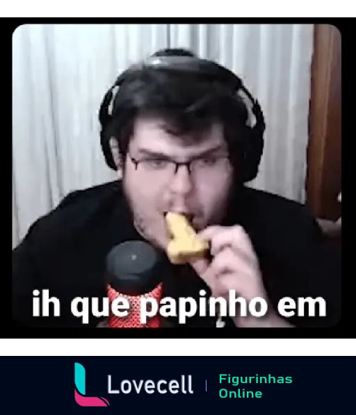 Homem com fones de ouvido comendo pizza com expressão de surpresa e satisfação, com a frase 'ih que papinho em' em destaque