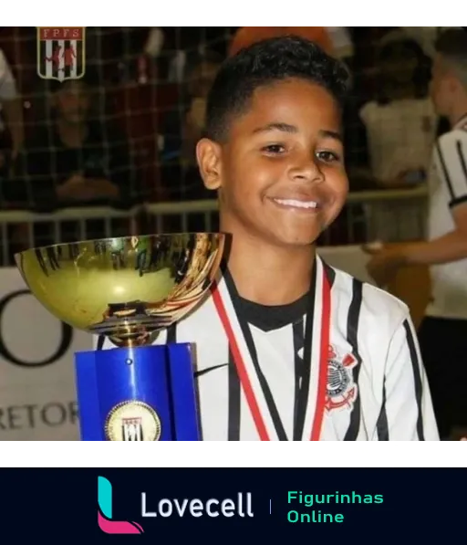 Garoto sorridente com uniforme do Corinthians segurando um troféu de ouro da FPFS em comemoração a vitória no torneio de futebol