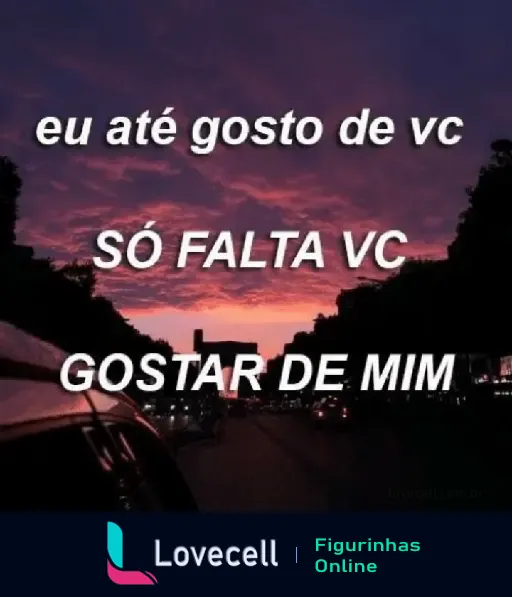 Figurinha de WhatsApp com a frase 'eu até gosto de vc, só falta vc gostar de mim' ao fundo de um pôr do sol urbano.