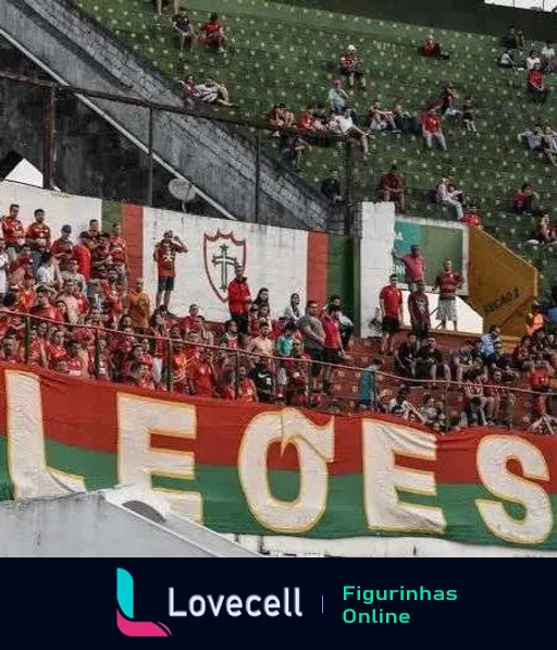 Torcedores da Portuguesa empolgados no estádio, segurando grande bandeira com a palavra 'LEÕES', vestidos em vermelho e verde.