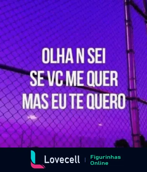 Figurinha com fundo roxo e a frase 'OLHA N SEI SE VC ME QUER MAS EU TE QUERO' ideal para mandar indiretas pro crush.