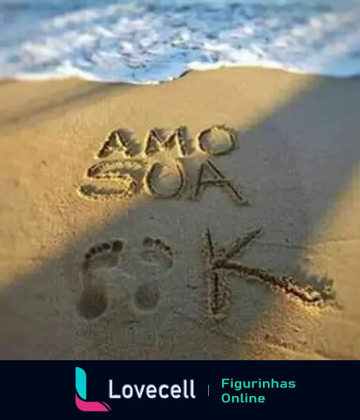 Texto na areia da praia escrito 'AMO SOA K' com pegadas de pés ao lado, sob a luz suave do entardecer.