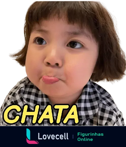 Figurinha da pasta CRIANÇAS MEMES mostrando uma menina de cabelo curto e camisa xadrez fazendo careta com a legenda 'CHATA'.