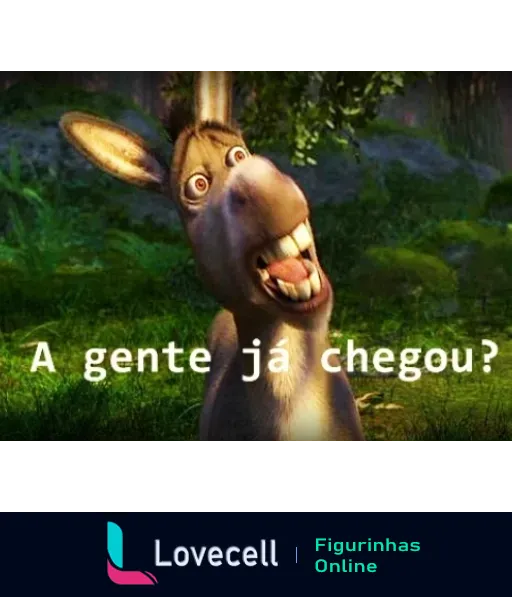 Figurinha do Burro do filme Shrek perguntando 'A gente já chegou?' em um cenário de floresta, com expressão engraçada e olhos arregalados, ideal para momentos de viagem longa ou espera