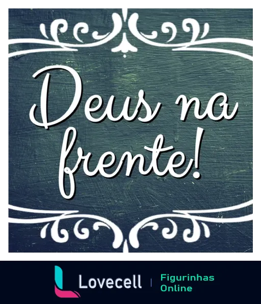 Figurinha com a frase 'Deus na frente!' em letras brancas elegantes sobre fundo de quadro negro com detalhes decorativos nos cantos