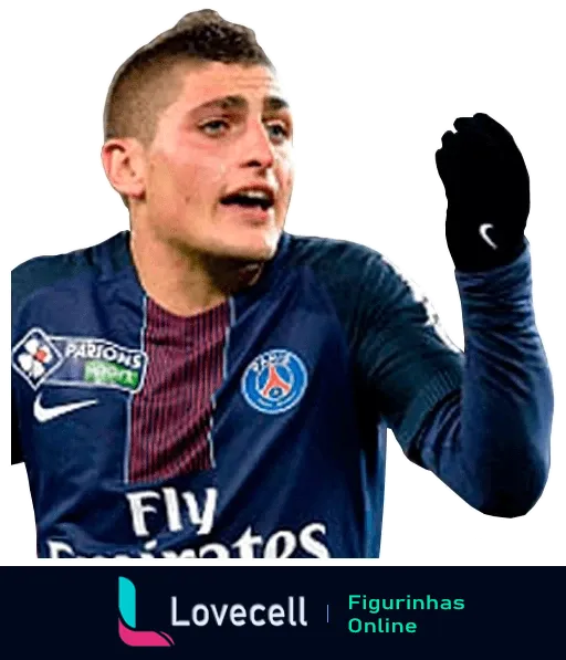 Jogador do PSG comemorando com mão esquerda levantada, vestindo uniforme com logo da Fly Emirates em partida de futebol