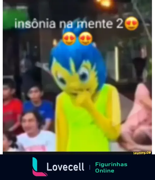 Figura de um personagem amarelo com cabelo azul e roupa verde, parecendo pensativo. Texto na parte superior: 'insônia na mente 2'. Emojis apaixonados no centro.