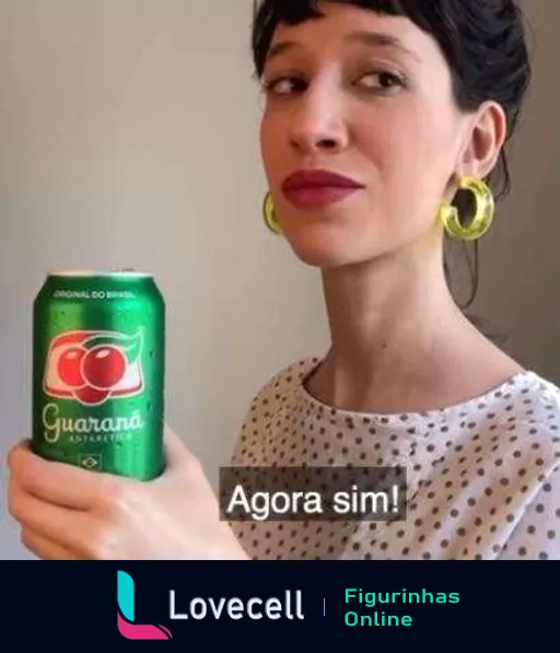 Mulher sorridente segurando uma lata de Guaraná Antarctica com a frase 'Agora sim!' indicando satisfação ao beber