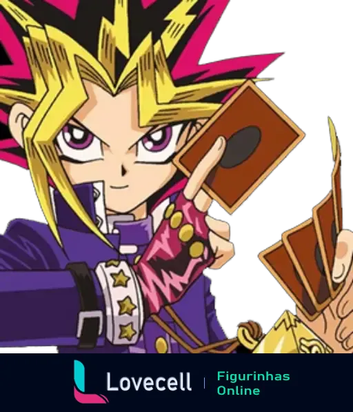 Yugi, personagem de cabelos espetados e coloridos, segura uma carta de duelo em sua mão, usando luvas e um traje roxo com detalhes em branco e dourado.