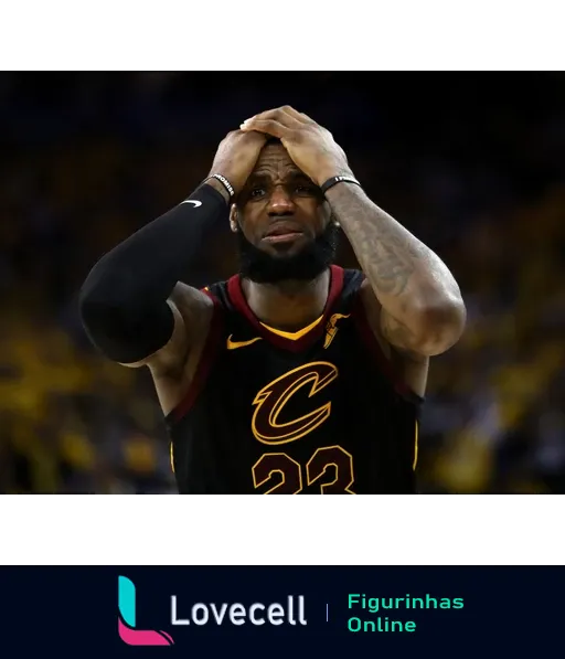 Lebron James, do Cleveland Cavaliers, levantando as mãos à cabeça em um momento de frustração durante um jogo importante.