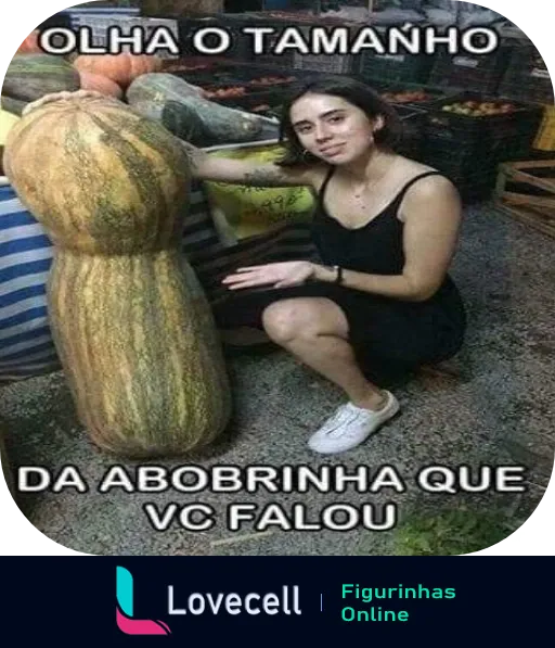 Mulher sorrindo ao lado de uma abobrinha gigante em uma banca de mercado, apontando para ela com o texto 'OLHA O TAMANHO DA ABOBRINHA QUE VC FALOU'