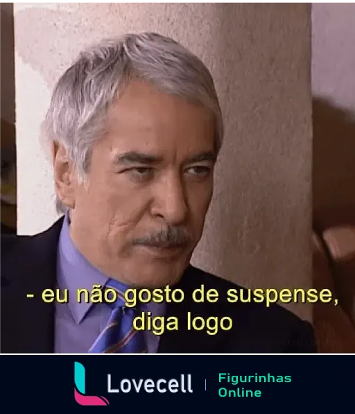 Personagem de cabelo grisalho e bigode falando 'eu não gosto de suspense, diga logo'.