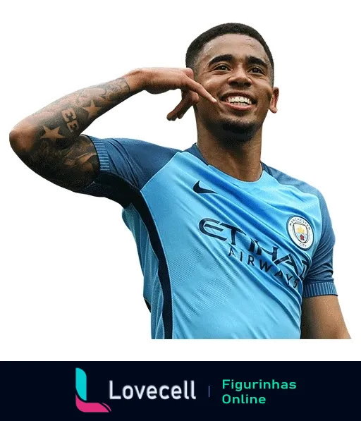 Jogador do Manchester City com uniforme azul, comemorando com sorriso e gesto de mão próximo ao rosto, exibindo tatuagens no braço esquerdo