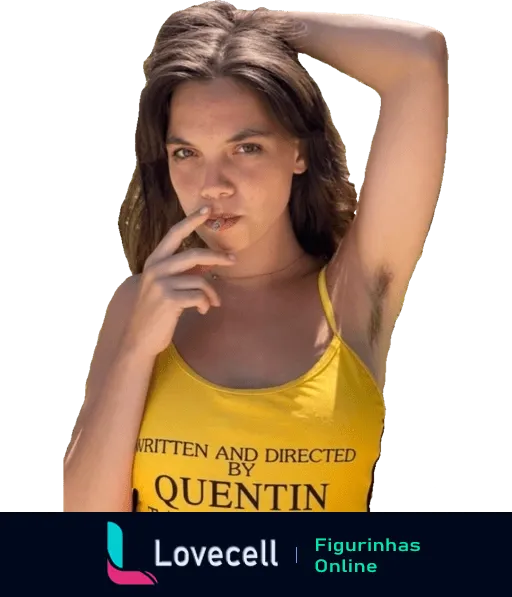 Figurinha de jovem mulher com regata amarela escrita 'WRITTEN AND DIRECTED BY QUENTIN TARANTINO', segurando um cigarro e com expressão confiante