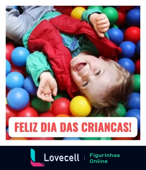 Figurinha com texto 'Feliz Dia das Crianças!' mostrando uma criança rindo em uma piscina de bolinhas coloridas