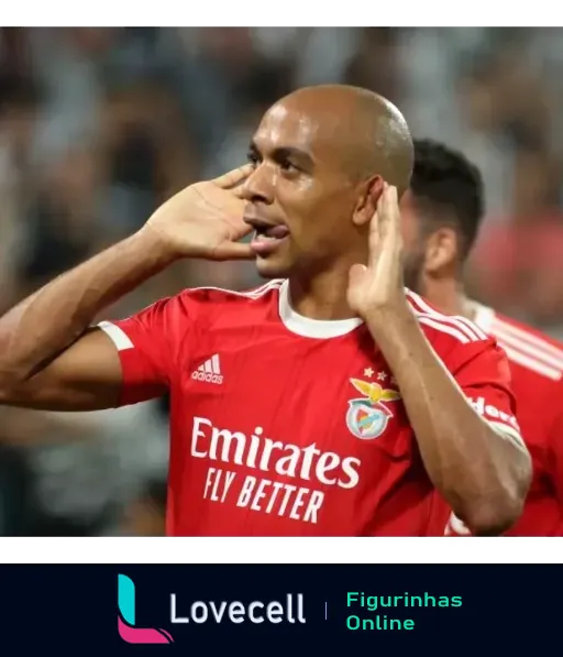 Jogador do Benfica comemorando vestido com uniforme vermelho, fazendo gesto com a mão ao lado da boca como se estivesse gritando durante jogo