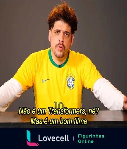 Figurinha do Choque de Cultura com personagem dizendo 'Não é um Transformers, né? Mas é um bom filme'. Ele usa camisa do Brasil.