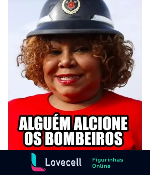 Mulher sorridente usando capacete de bombeiro e blusa vermelha com o texto 'Alguém acione os bombeiros'