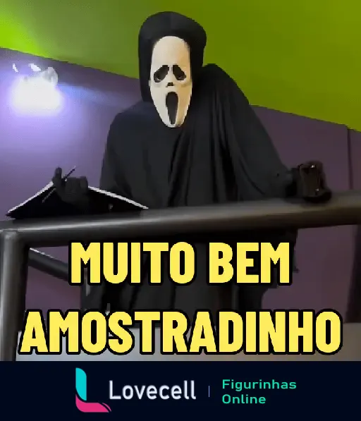 Pessoa usando fantasia preta e máscara de rosto gritando, com texto destacado ao fundo 'MUITO BEM AMOSTRADINHO'.