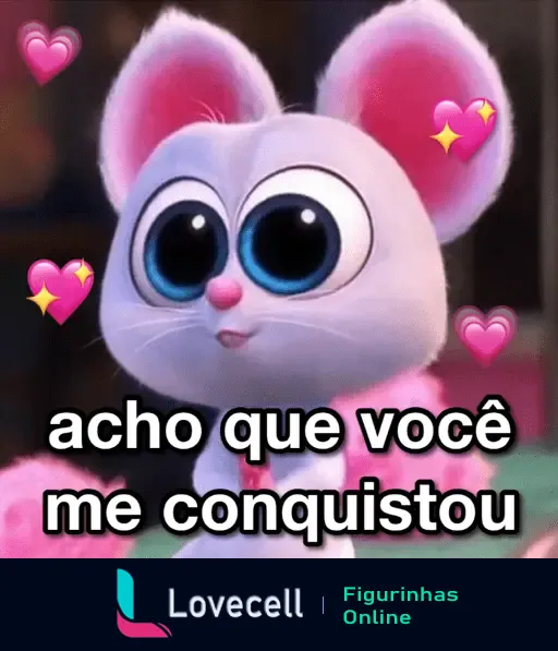 Figurinha de um personagem animado de olhos grandes e brilhantes com o texto 'acho que você me conquistou', envolto de corações.