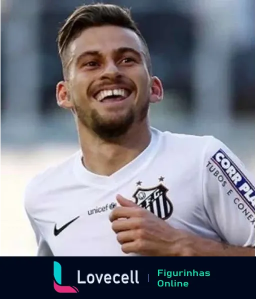 Jogador do Santos FC sorrindo feliz com uniforme patrocinado por Unicef e Caixa, cabelo penteado para trás