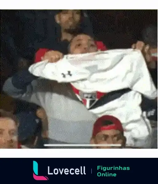 Torcedores celebrando em estádio de futebol, um deles com camisa branca ergue uniforme do São Paulo e finge chorar, provocando risos