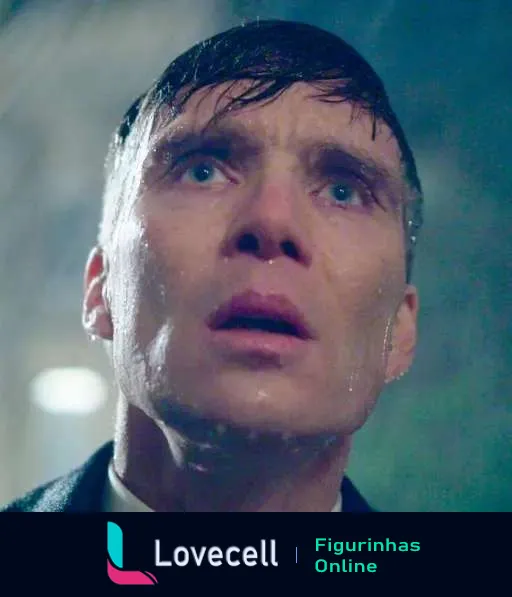 Thomas Shelby de Peaky Blinders olhando para cima com expressão preocupada sob a chuva, destacando seus traços intensos e atmosfera sombria