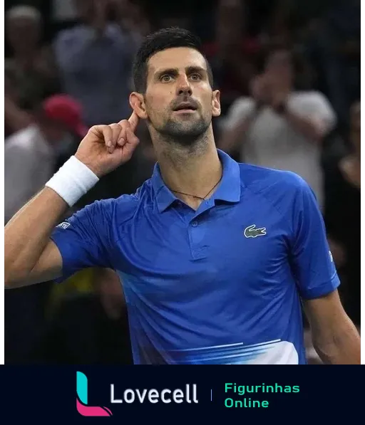 Novak Djokovic em quadra vestindo camisa azul Lacoste, gesto de ouvir o público, com espectadores desfocados ao fundo