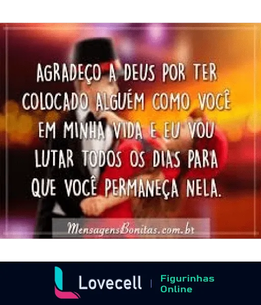 Figurinha de amor com casal abraçado e frase de gratidão a Deus por estar juntos, prometendo lutar todos os dias para manter o relacionamento.