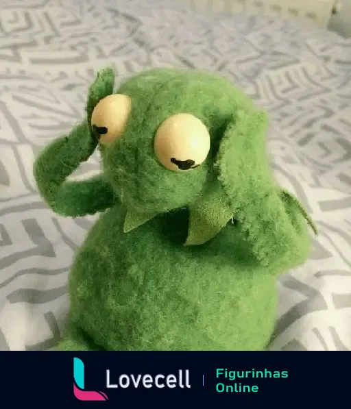 Boneco verde de pelúcia com expressão preocupada, mãos na cabeça, representando um estado de humor triste do BTS.